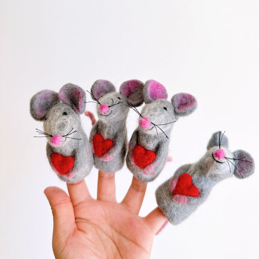 Mouse Holding a Heart Finger Puppet