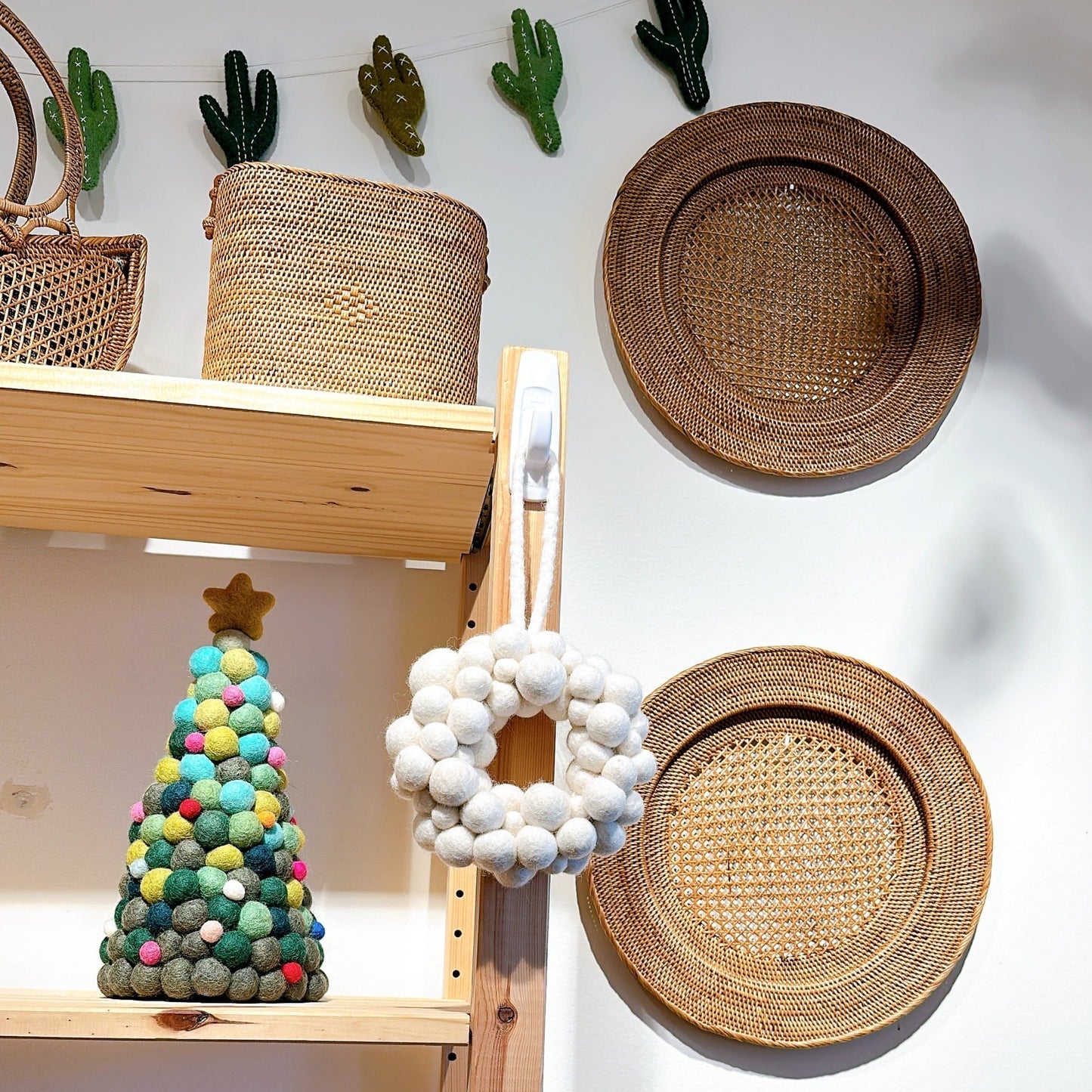 Felt Christmas Wreath - Pompom Balls / White